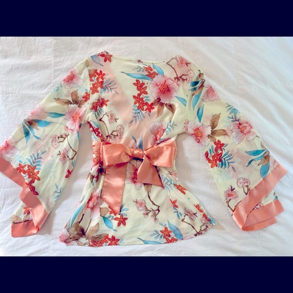 Gorgeous Floral Top - Picture 2 of 2